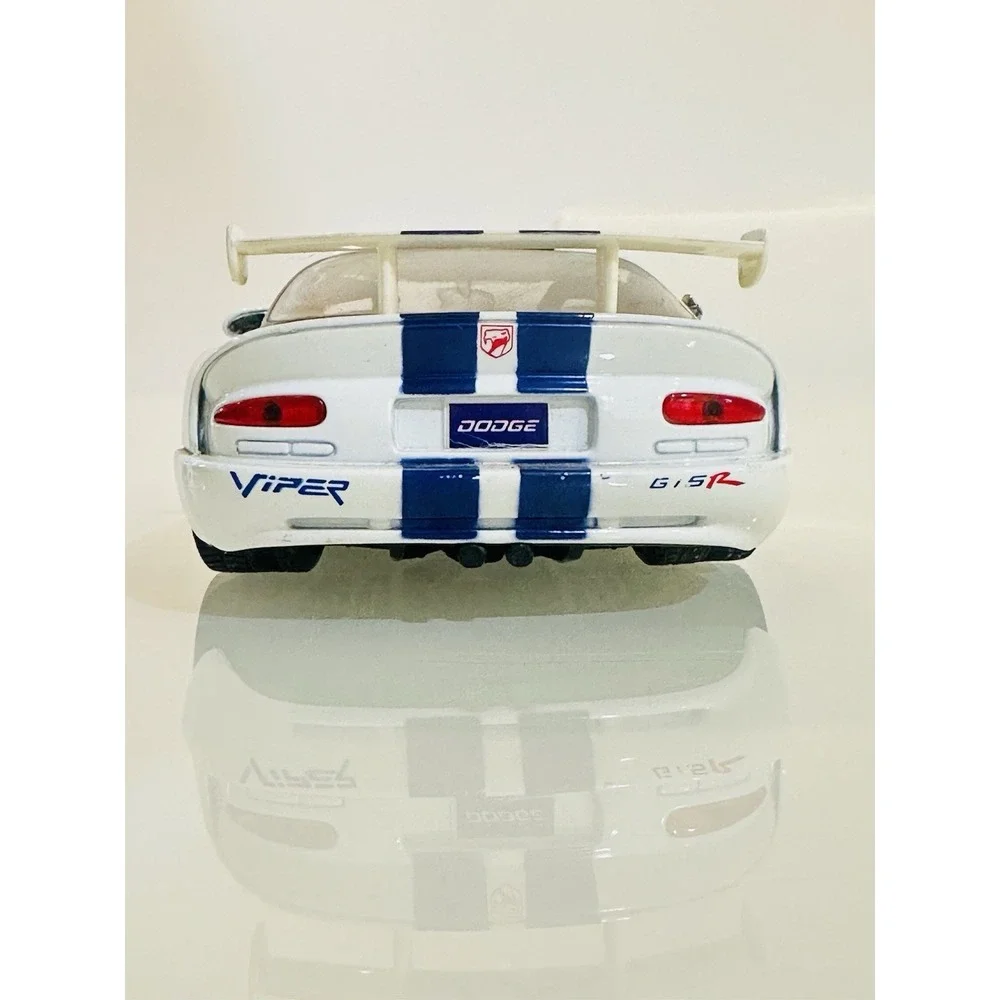 Maisto 1/24 Scale Die Cast Model Dodge Viper GT2 - White & Blue